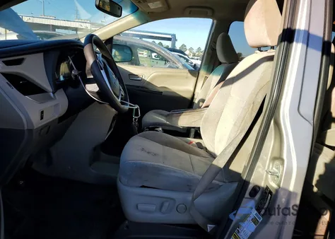 2015 Toyota Sienna Le z USA, uszkodzony, nr VIN 5TDKK3DC6FS550320